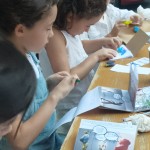 Detalle del grupo infantil creando collages en papel a partir de fotografías de las esculturas de Francisco Leiro.
