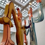 Fotografía. Detalle de dos esculturas (dos personas) de aluminio y grandes dimensiones bailando el charlestón.