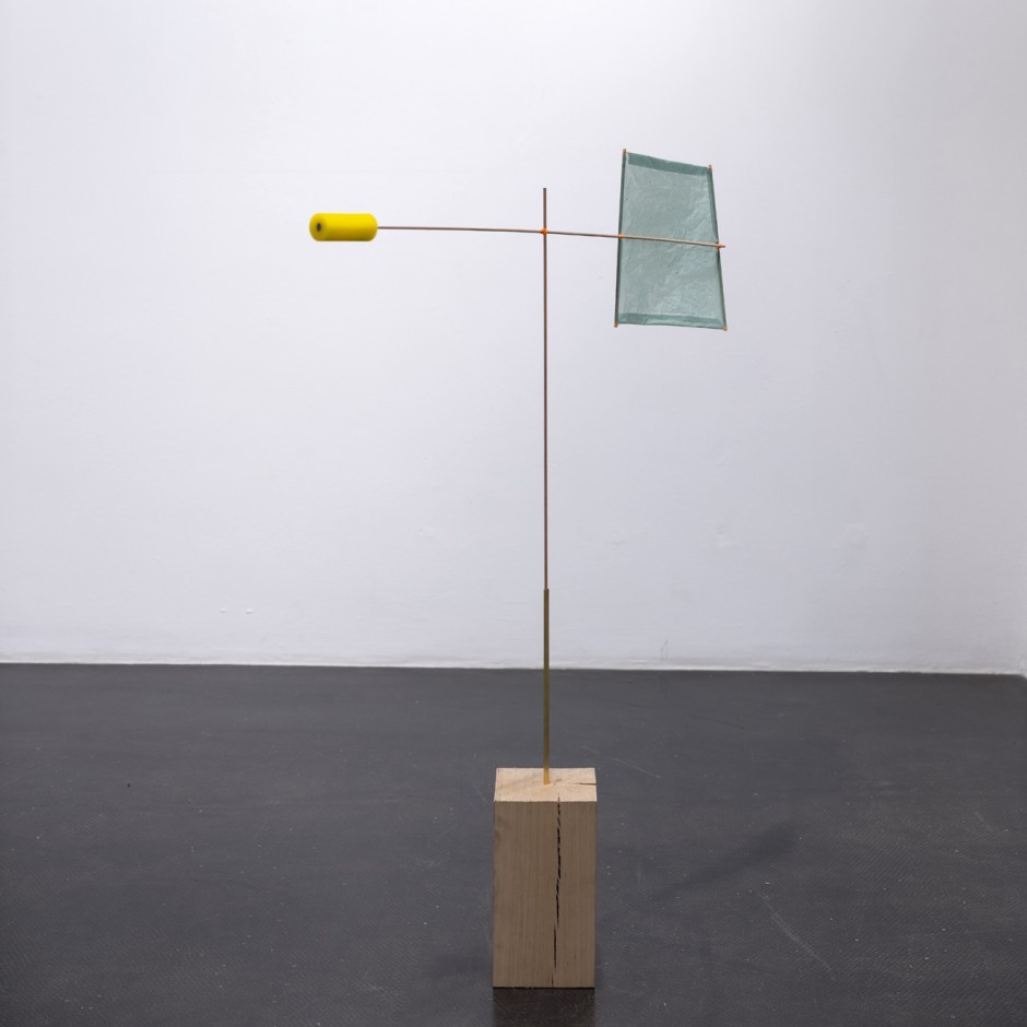 Vista frontal de la obra 'Biruta 02', de palos de madera, plástico y línea de cometas. Obra de Carlos Nunes.