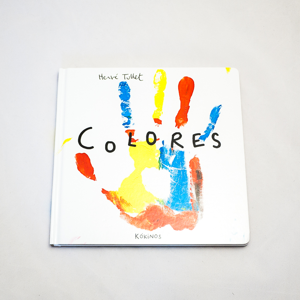 Libro “Colores”. En portada, la huella de la palma de una mano en diferentes colores.