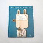 Libro “Cuaderno de vacaciones”. En portada, una figura de madera con un barquito de vapor sobre sus manos.