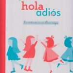 Libro “Hola, adiós: los contrarios en un álbum mágico”. En portada, la ilustración de dos niñas saludándose y despidiéndose.
