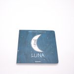 Libro “Luna”. En portada, la ilustración de una luna menguante.