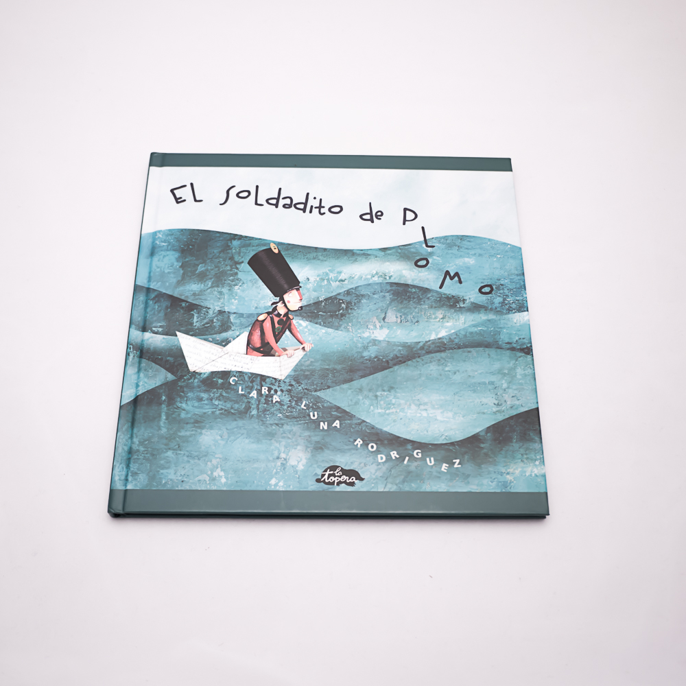 Libro “El soldadito de plomo”. En portada, un soldadito en un barco de papel navegando en el mar.