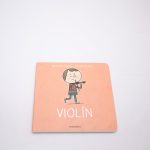 Libro “Violín”. En portada, la ilustración de un niño tocando un violín.