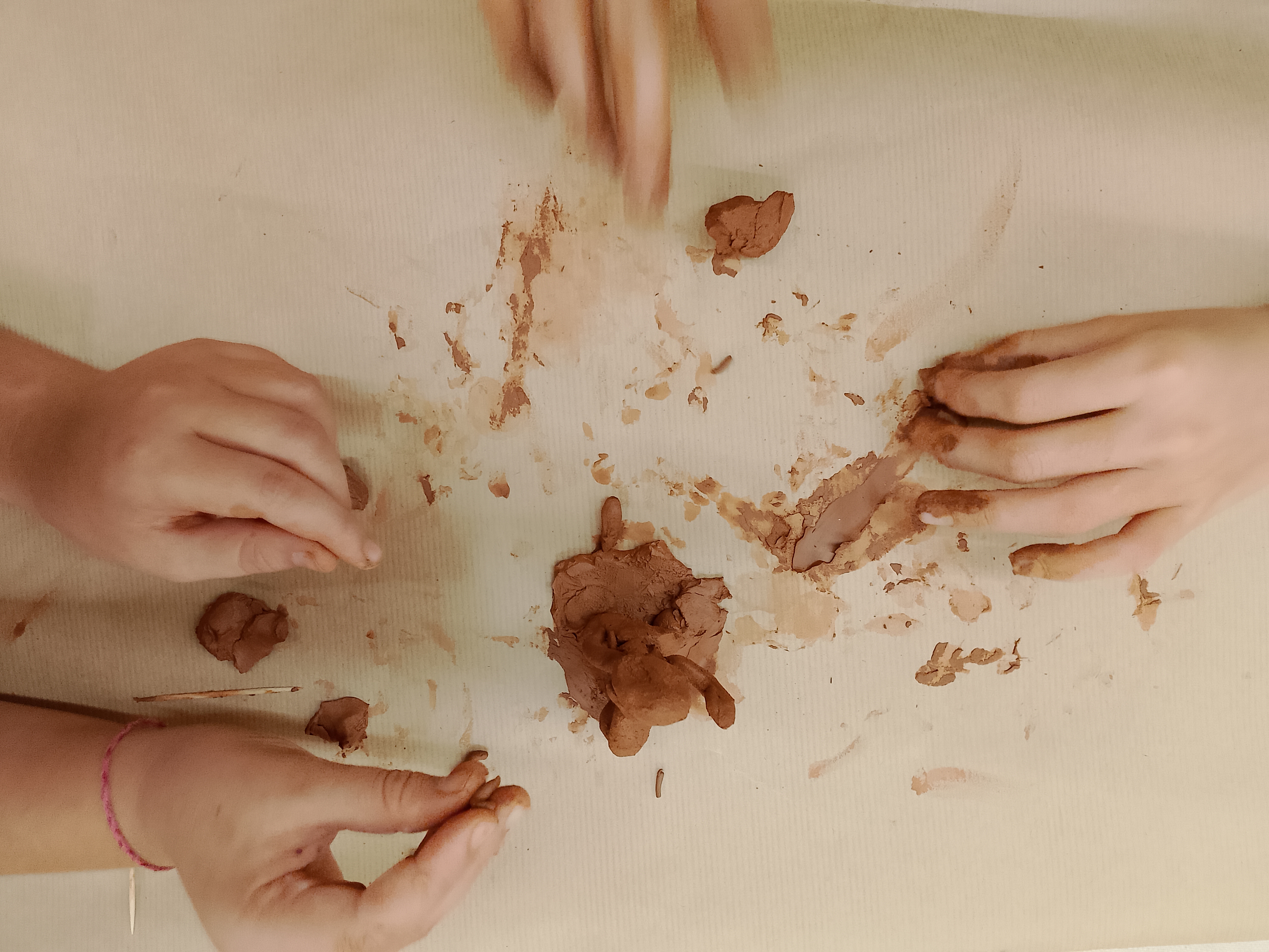 Detalle cercano de pintura de ALbacete. Retratro de grupo en el que las personas tienen la cara pintada de blanco.Sobre ellas un pegote de oleo.