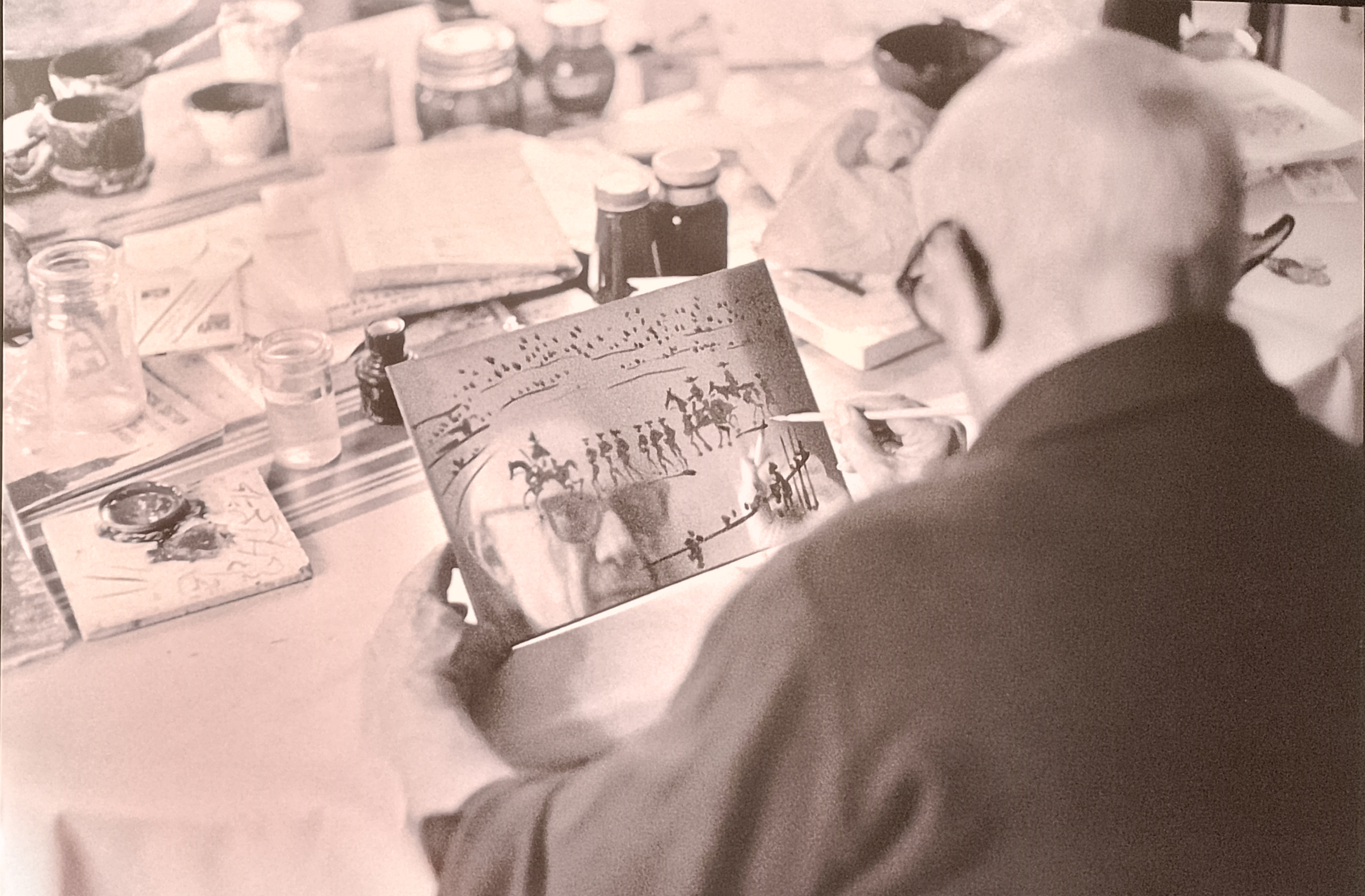 Picasso mirando una plancha de grabado