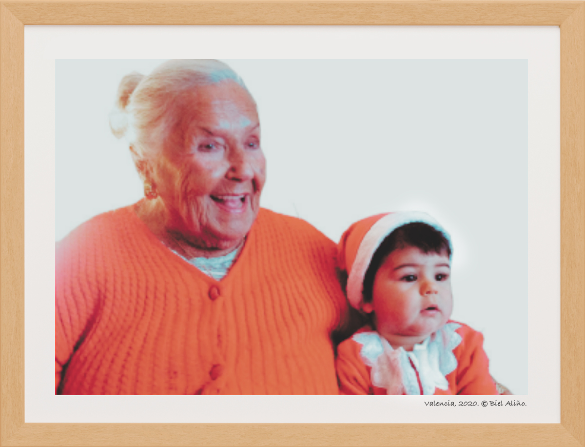 Retrato festivo de la abuela Magdalena abrazando a su nieto pequeño. (©Biel Aliño)