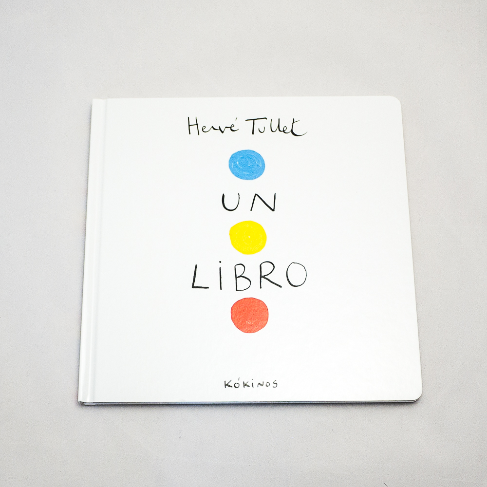 Libro “Un libro”. En portada, tres círculos de diferentes colores uno sobre otro.